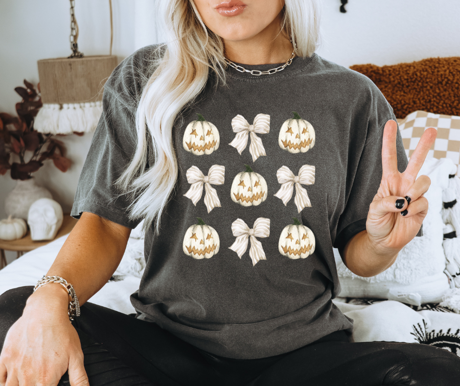 White Pumpkin Bow Pattern Pepper Tee - The Red Rival
